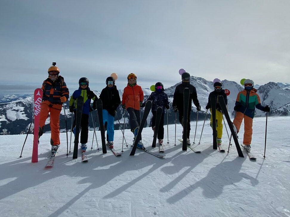 Ski- und Snowboardfahrer düsen durch das Alpbachtal